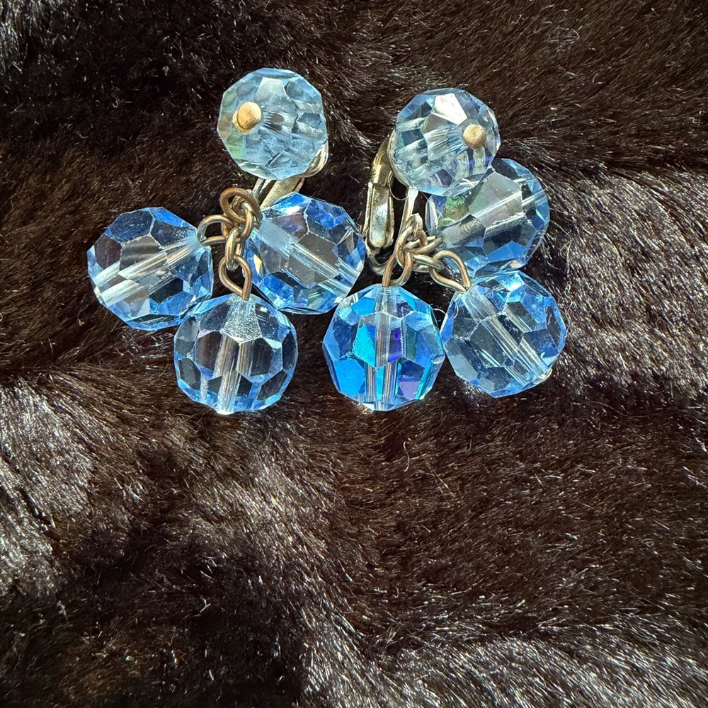Vintage Vogue Elegant Blue Crystal Clip Earrings